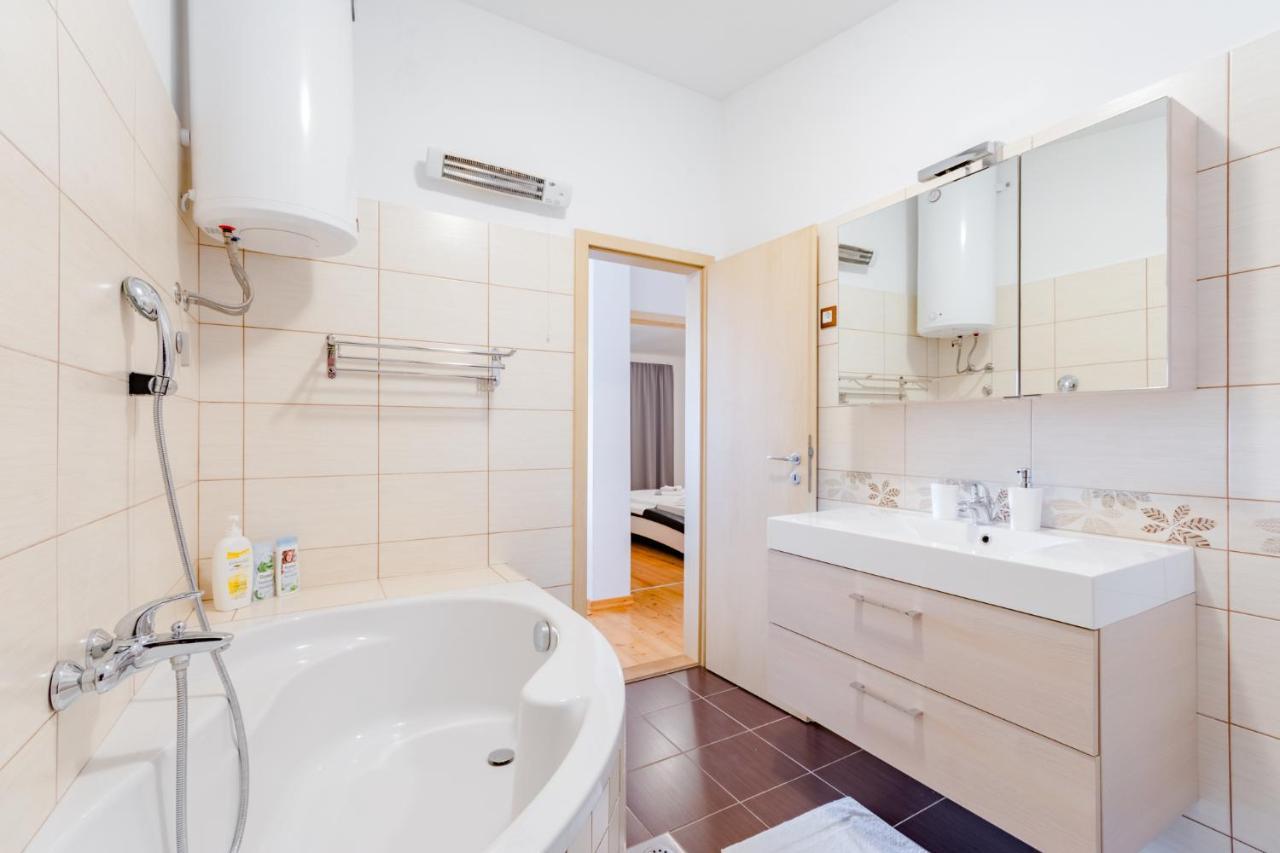 Apartments Flor De Lis ポドストラナ エクステリア 写真