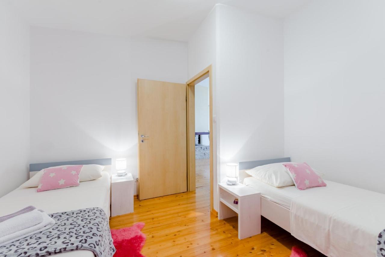 Apartments Flor De Lis ポドストラナ エクステリア 写真
