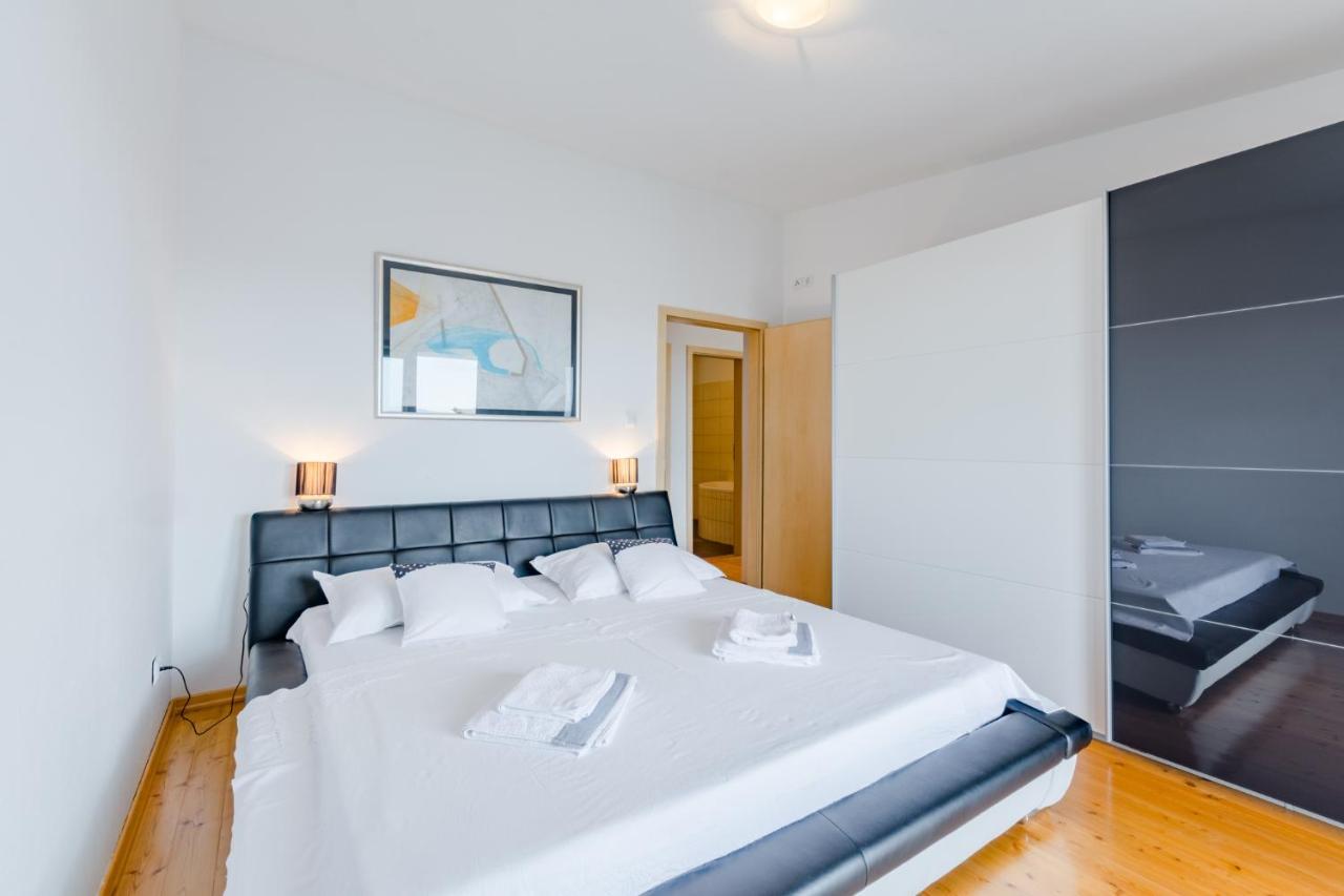 Apartments Flor De Lis ポドストラナ エクステリア 写真